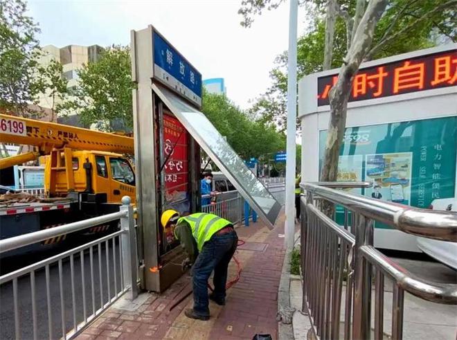 细微之处见文明 烟台市芝罘区核心路段路名牌集体“换装”